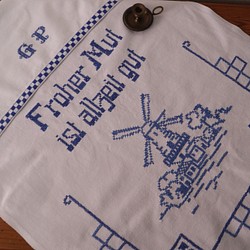 ドイツの手仕事/牧歌的な風車小屋のある景色 青糸手刺繍 オーバータオル タペストリー(ヴィンテージ カーテン) 1枚目の画像
