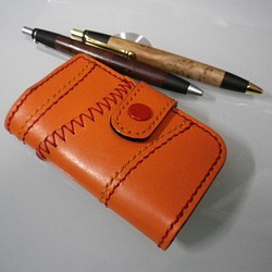 【送料無料】オレンジ牛革　ホック留めベルトタイプの総手縫い一点物ＴＩＯオリジナル６連キーケース　TIO-K027 1枚目の画像