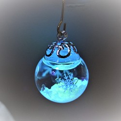 ガラスドーム 雪結晶 夜光加工 暗闇で光る ハーバリウムオイル チャーム 1枚目の画像