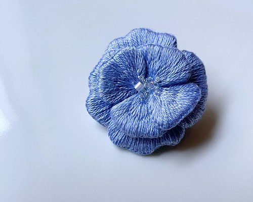 小さなお花のブローチ『DMC341』 ブローチ n.mayu Embroidery 通販