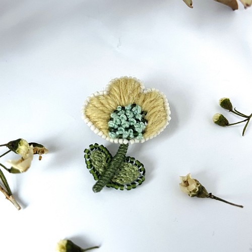 返品?交換対象商品 野菊の刺繍ブローチ レース編みネモフィラの花かご