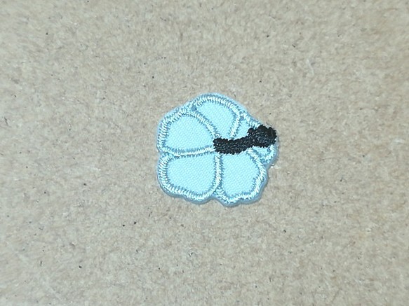 縁取り刺繍ハイビスカスの花ワッペン/ライトグレー・灰色 1枚目の画像