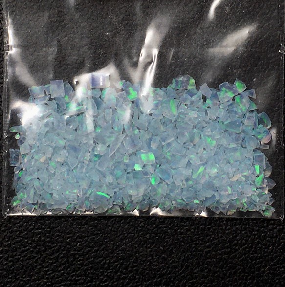 《人工オパール》(ネオンオパール) 原石 ターコイズ/緑斑 1.0g ④ (樹脂含侵) 1枚目の画像
