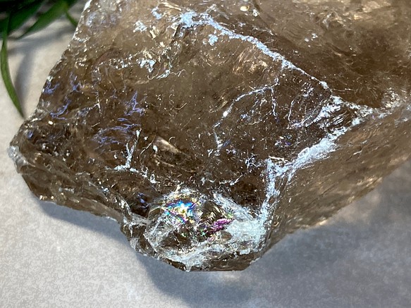 レインボー✨　かち割り水晶　スモーキー　クォーツ 原石　ラフストーン 1枚目の画像