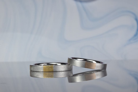 新作オリジナル結婚指輪｜ワンポイント異素材＜象嵌（ぞうがん）＞で色をさす。仕上げはクロスサテンで。MG-143 1枚目の画像