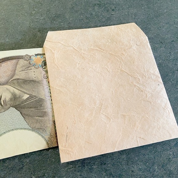 ほぼ正方形のロクタ封筒をやわらかなピンク色で　（紙幣2つ折りがちょうど入ります） 1枚目の画像