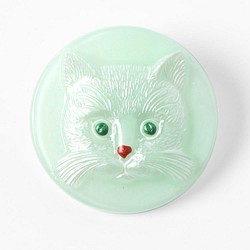 新作・ウランガラスボタン 2.8cm クリームグリーン 白猫ちゃん 1枚目の画像