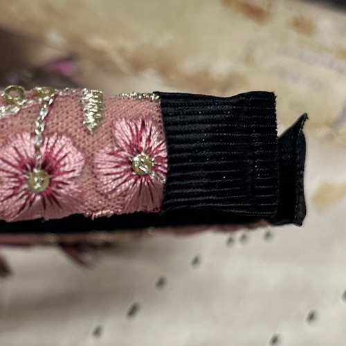 ピンクのお花とシルバーの刺繍が美しい♡インド刺繍リボンカチューシャ 