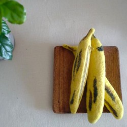バナーナ　メリノ羊毛100％の果物のバナナモチーフの黄色いペンケース。小物入れにも。 1枚目の画像