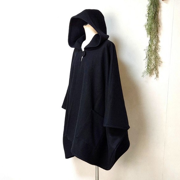 厚地メルトン　黒のポンチョ　～　羽織る　コート　ジャケット　コスプレ　ケープ　マント 1枚目の画像
