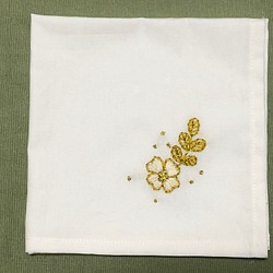 コットンの刺繍ハンカチ☆一輪の花 1枚目の画像