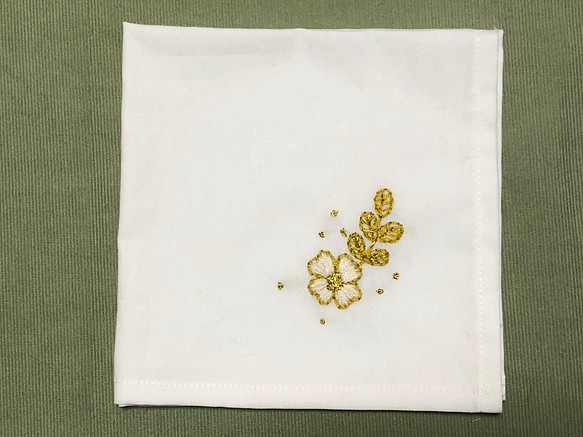 コットンの刺繍ハンカチ☆一輪の花 1枚目の画像