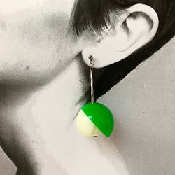レトロ/かわいい/カラフル/ポップ/個性的　Flowerピアス/イヤリング　イベントやパーティーにも✳︎緑白シルバー 1枚目の画像