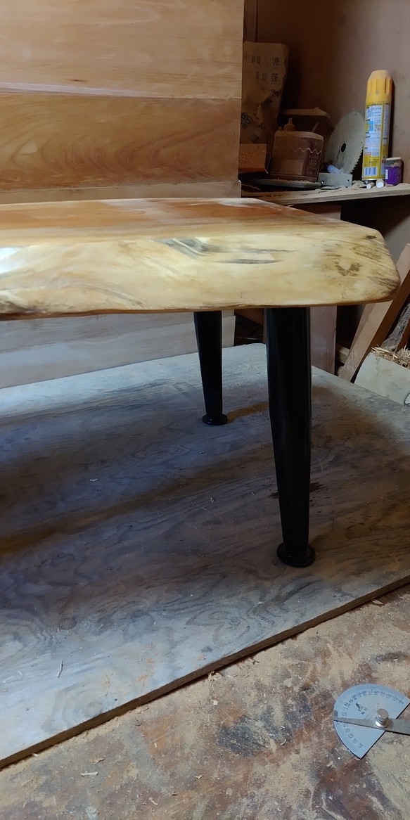 少し斜めの一枚板テーブル脚 1枚目の画像