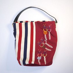 【個性的】キッチュな刺繍バケツバッグ エイブルアート 1枚目の画像