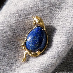 ねこのラピス ブローチ / Lapis Lazuli Cat Brooch 1枚目の画像