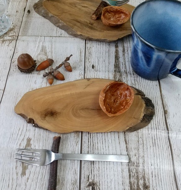 【小さめ】木のお皿とくるみの器 小枝のカラトリーレストのセット 1枚目の画像