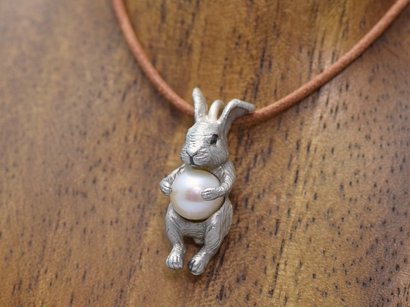 2023生肖兔球吊墜淡水珍珠配皮繩項鍊 第1張的照片