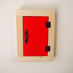 【コンセントカバー】照明スイッチ＆コンセントカバーボックス　カラー扉（赤） 1枚目の画像