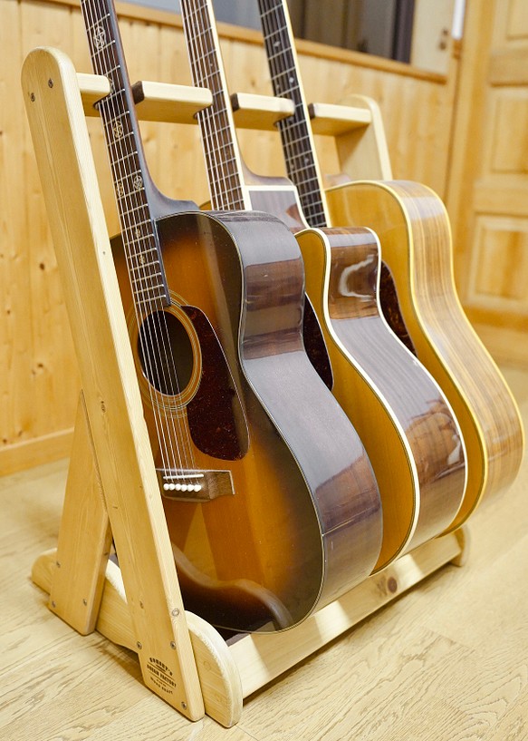 【24時間以内に発送】手作り木工　木製ギタースタンド （オーク） ３本掛け 1枚目の画像