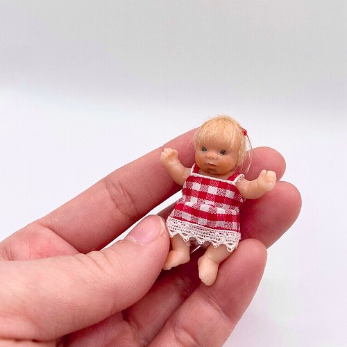 樹脂粘土ベビー ミニチュア 赤ちゃん ワンピースを着た女の子 人形 