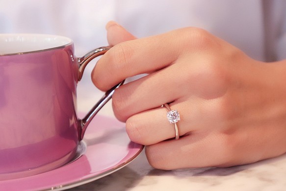 【婚約指輪】1.0ct ソリティアリング（プラチナ・18KYG・18KPG） 1枚目の画像