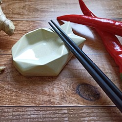 數位幾何陶瓷系列-小魚醬料筷架碟 第1張的照片