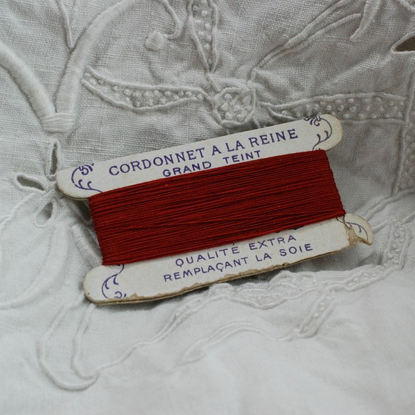 アンティーク糸 レーヌ（女王）の糸巻き 濃赤系 b 1枚目の画像