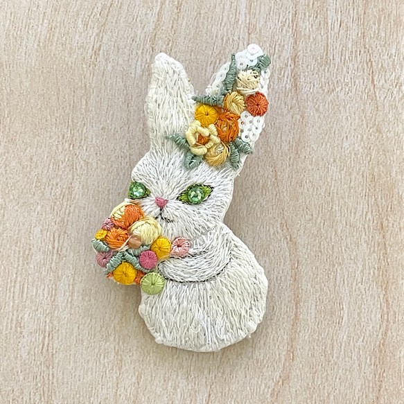金蔥刺繡兔子胸針（黃花束） 第1張的照片