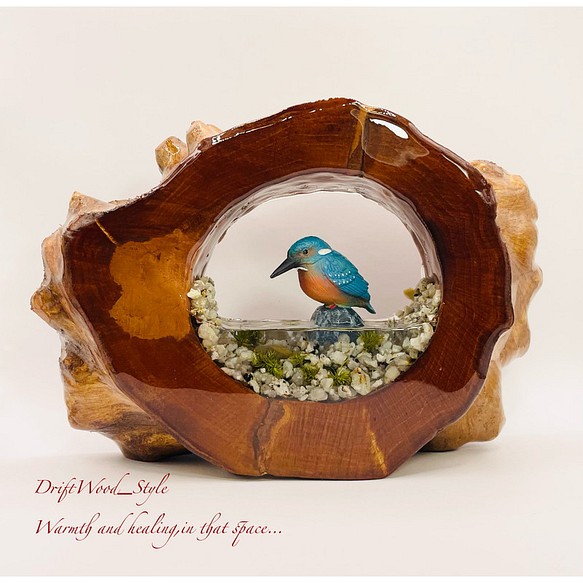 一つ限りの流木アート カワセミ ジオラマ 流木 フィギュア 置物 鳥 インテリア レジン テラリウム 水辺 N6 1枚目の画像