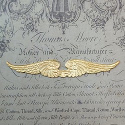 BEHOLD− 翼 真鍮製 1個 羽根 天使 アメリカ製 スタンピング ヴィンテージ風 1枚目の画像