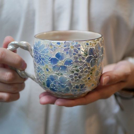 京焼・清水焼  マグカップ　（イッチン装飾　ラスター彩　花詰め　ピンク・ブルー） 1枚目の画像