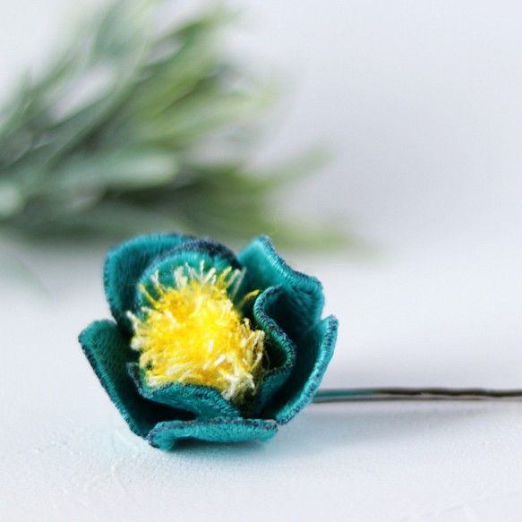 碧い立体刺繍の椿　～冬の花～ 1枚目の画像
