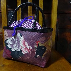 一閑張りバック　黒猫と花　紫桃色　巾着袋付き　　持ち手バンブー 1枚目の画像