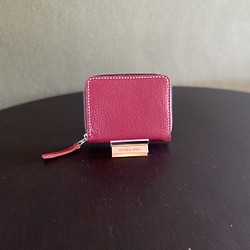 イタリア産アドリア牛革のラウンドファスナー二つ折り財布『赤色』 1枚目の画像