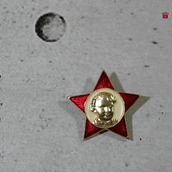 ♛ ウクライナ・CCCPソビエト時代のキュートな女の子のポートレイトと☆彡赤い星形のブローチピンバッジ（新品）１個 1枚目の画像