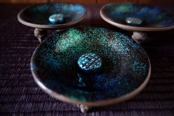 漆塗り三脚香立て皿２青緑　陶器　インセンスホルダー　香炉　沖縄 1枚目の画像