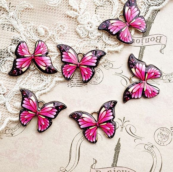 エナメル蝶チャーム（リアルプリント）６個濃いピンク 1枚目の画像