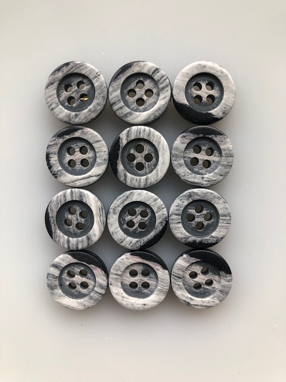 アンティーク ボタン 12個　ビンテージ 昭和 レトロ 個性的 ハンドメイド素材 日本製 ポップ アクセ マーブル　白 1枚目の画像