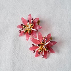 【新作＆送料無料】赤いフレンチビーズ花の大ぶりイヤリングorピアス 1枚目の画像