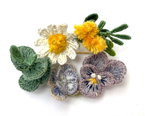 【新作2023】立体刺繍の野の花のリースブローチ(ビオラ