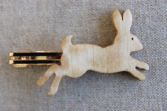 ウサギ木製ネクタイピン 1枚目の画像
