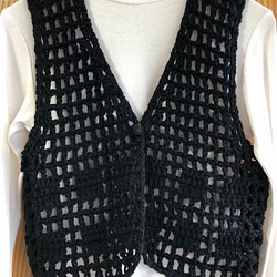 ウール100%の手編みのざっくりベスト(黒　Ｍサイズ)