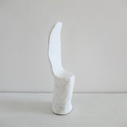 白い陶オブジェ「  se  na  ⅶ」ディスプレイアート・インテリアアクセサリー・アートピース・彫刻 1枚目の画像