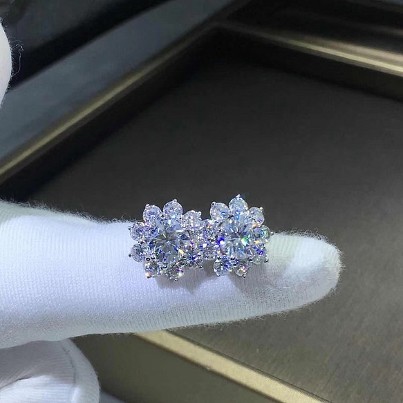 ピアス最高品質‼️モアサナイト✨サンフラワー 人工ダイヤモンド ピアス 0.5ct