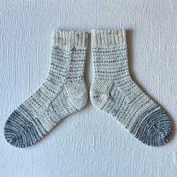 ☆ラメ入り手編みの靴下　- fresh snow - 1枚目の画像