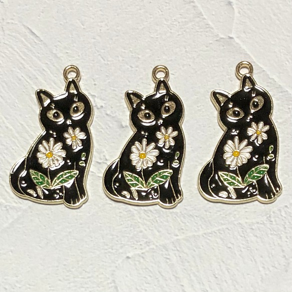 黒猫と花のチャーム 1枚目の画像