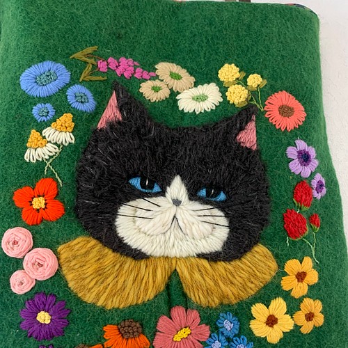 黒猫さんとお花刺繍 羊毛フェルト生地のバッグ-