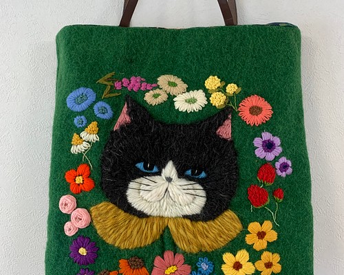 黒猫さんとお花刺繍 羊毛フェルト生地のバッグ ハンドバッグ はな 