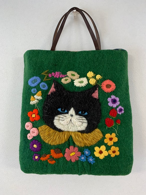 黒猫さんとお花刺繍　羊毛フェルト生地のバッグ